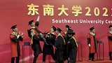江苏南京：嗨起来了！大学生毕业典礼上把院长“举高高”