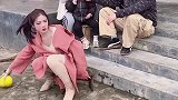 到底是谁踢我凳子？气死我了.美女 不怕傻子多就怕傻子凑一窝 农村搞笑段子