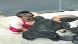 袖珍小伙为了拍段子，给媳妇脸上抹碳灰，这也太不容易了