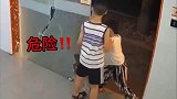 孩子推翻玻璃门，危险一幕