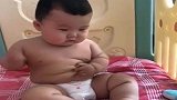 宝宝突然摸到自己肚子上肉，接下来一幕，差点笑岔气了!