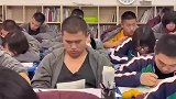 高三男生自习课与老师对视，看卷子眼神犀利看老师羞赧一笑