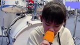 妞妞即兴演唱自己喜欢的歌曲，童声清澈悦耳！
