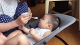 6个月的小宝宝第一次吃辅食，开心的腿都抬起来了，这姿势好萌啊