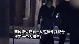 男女配合当街掀井盖挖地沟油：头戴大灯挨个检查，一人递桶一人挖