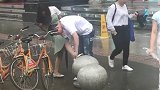 下雨天，小哥哥给小姐姐擦鞋，原来真的有爱情存在