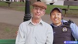 搞笑恶作剧：小偷用美人计偷钱包被发现后，居然连警察都迷惑住了