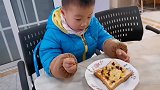 吐司这样做香脆可口，航宝吃的直点头