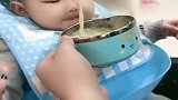 才8个月的宝宝，太会吃面条了，妈妈都被逗乐了，太萌啦