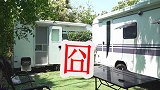 祖孙三代蜗居两辆房车，不到20万拥有别墅小院
