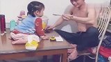 小萌娃摔碎了饭碗，老爸竟然一声不吭，真是好脾气！