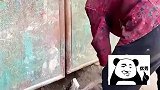 奶奶出门忘带钥匙“挖地道”回家