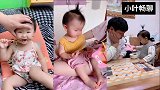 21个月的萌娃吃药现场，暖宝：姥爷救我，我太难了