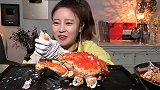 韩国宽粉小姐姐吃美味帝王蟹，看见蟹腿开心坏了