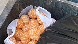 回家的路上看到垃圾桶里有一袋剥好皮的橘子，我好想捡起来吃啊