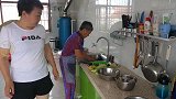 小遥嘴馋买25个海蛎子蘸辣根，媳妇做大白菜炖粉条，全家吃过瘾