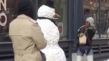 街头雪人恶搞，假扮成雪人恶搞路人，街上充满了欢笑