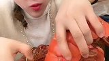 冒着挨打的风险吃个龙虾尾