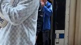高铁一到站台，乘客们纷纷下车抽烟，憋不住了