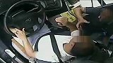 四川一男子怀疑被公交司机骂 反手就一耳光
