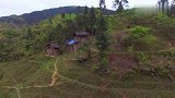 高山之巅发现一户人家，周围大树林环绕，住在这里晚上不害怕吗？