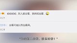 姚明深夜吃大排档，身材高大啤酒肚明显，与好友一杯接一杯