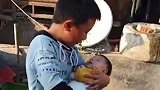 10岁小男孩哄两个月大的妹妹睡觉，动作娴熟有模有样。网友：这手势比我对象还熟练 可可爱爱