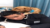 豆豆因为爸爸抽烟一直打他，豆豆太懂事了，网友：好聪明的狗狗