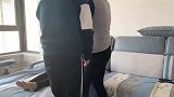 瘫痪婆婆来家住，怀孕儿媳脸上总有淤青，儿子提前下班回家，解气