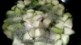 想要丝瓜好吃，烹饪方法很重要。一道蚝油丝瓜，颜色翠绿鲜香入味