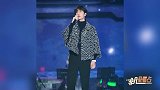 王一博穿软呢斗篷化身“小王子”深情演唱魅力十足