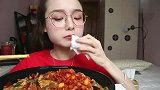 颜值贼高的妹子，大口吃麻辣香锅，真香啊