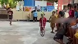泰国儿童的互动游戏，搞笑指数五颗星，差点把学校老师笑疯