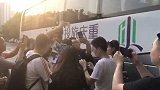 中超-17赛季-山城球迷火辣热情 卡帅帕托被层层围堵寸步难行-专题