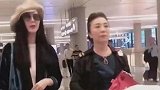 范冰冰机场拒收粉丝礼物，看清是什么东西后，赶忙喊妈妈一块来拿