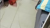 凌晨四点地板砖突然爆裂，租户半夜被吓了一跳