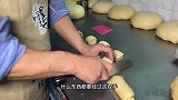 福建厦门特色炸面包，大叔在市场开店50年，现日炸5000个寄到各地
