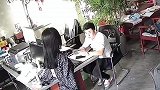 妻子试新衣服高兴地跳舞
