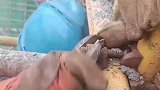 师傅用扳手拧铁架