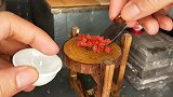 迷你厨房，把1毛钱面粉倒入1毛钱番茄中