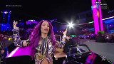 WWE-17年-2017年十佳出场秀：女王范尽显！班克斯乘骑复古豪车入场-花絮