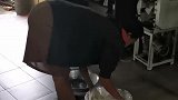 非洲保姆太懂我了，知道我想家了，就准备和面，压面条给我吃！