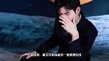 陈飞宇初冬随拍！穿浅蓝色牛仔外套清爽帅气，回眸浅笑砰然心动