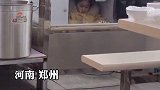 小朋友食堂柜台下写作业。上面是生活，下面是未来。