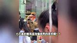 孙俪陪女儿义卖摆摊，10岁小花戴墨镜耳钉超酷，卖东西自信不怯场