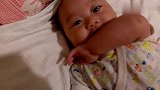 小宝宝和妈妈聊天超兴奋，没想到兴奋过度悲剧了