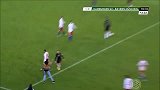 德国杯-1415赛季-淘汰赛-第2轮-汉堡极端球迷冲入球场竖中指挑衅里贝里-花絮
