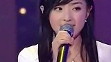 张含韵石锤心机女孩？别人都在专心演唱！她却在一旁花式抢镜！