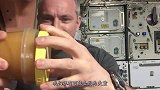 太空中打开一罐蜂蜜是啥情景？宇航员滑稽演示，画面感太强！