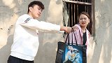 父母去世，弟弟狠心把捡来的姐姐赶走，5年后姐姐却他10万块